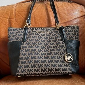 Michael Kors purse nwt, excellent condition, never been used.